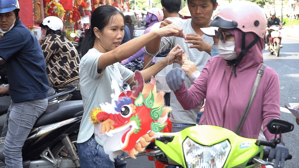  Cận tết, linh vật rồng dài hơn 1m “cháy hàng”