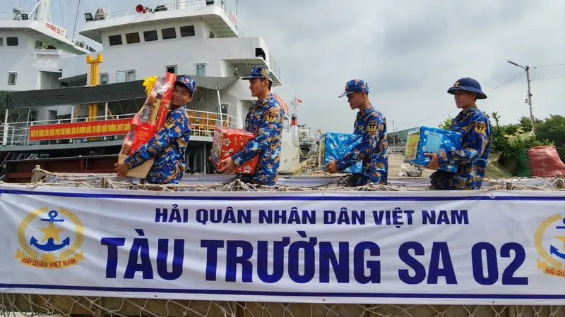 Khẩn trương chuẩn bị quà, nhu yếu phẩm chuyến công tác thăm, chúc tết nhà giàn DK1