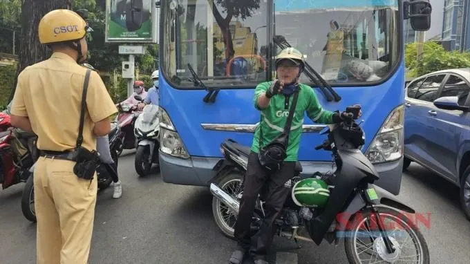 Tạm giữ nhân viên xe buýt cùng tài xế xe ôm công nghệ