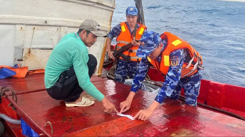 Tạm giữ tàu vận chuyển trái phép 30.000 lít dầu D.O trên vùng biển Tây Nam