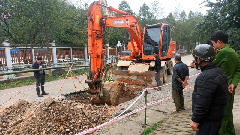 Huy động máy móc, nhân lực khắc phục hố sụt lún