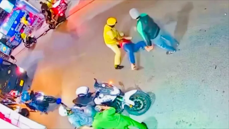 CSGT khống chế người đàn ông dùng thẻ thanh tra xây dựng yêu cầu thả người vi phạm