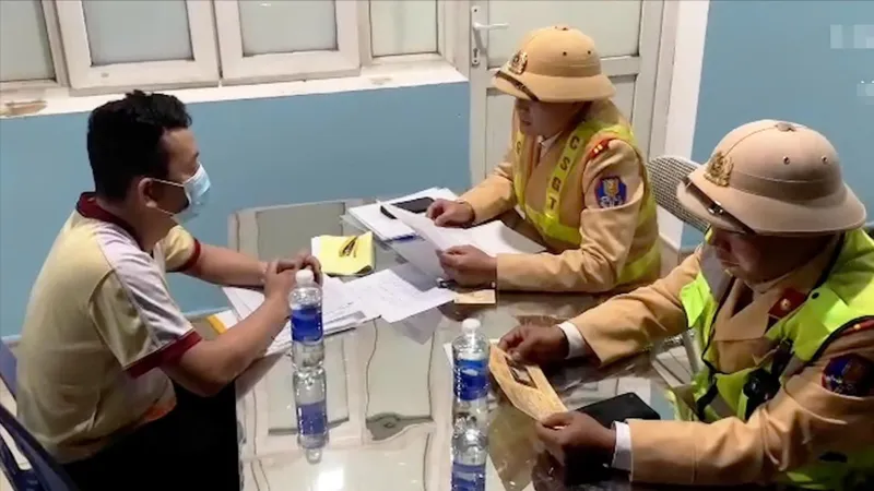 Phạt 54 triệu đồng tài xế xe khách không có bằng lái, điều khiển xe đi ngược chiều trên đường cao tốc