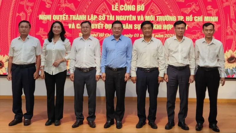 Ban giám đốc gồm Giám đốc Nguyễn Toàn Thắng (giữa) và các phó giám đốc