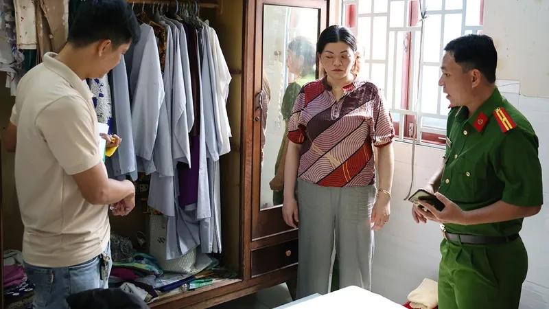 Cháu dâu trộm tiền, vàng của cô chồng