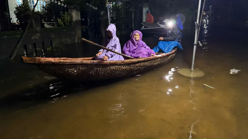 Lũ ở hạ lưu sông Thu Bồn lên nhanh trong đêm, người dân hối hả chạy lũ 