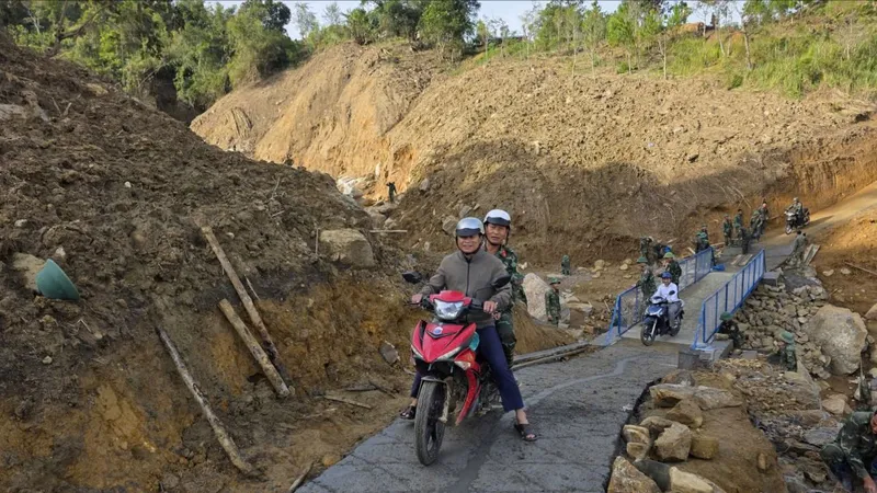 Nối lại giao thông 5 thôn bị cô lập ở Quảng Ngãi