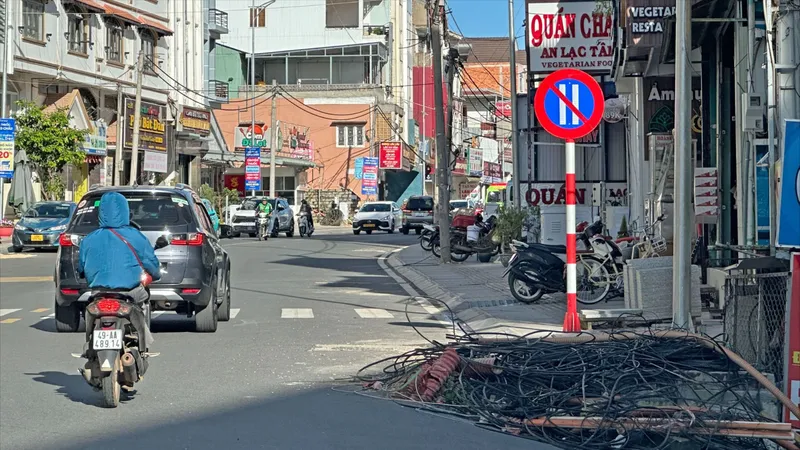 Lâm Đồng: Dãy cột điện bị “bỏ quên” đang được di dời