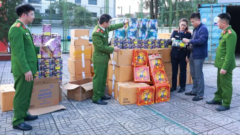 Lực lượng chức năng kiểm tra tang vật pháo các loại bị thu giữ