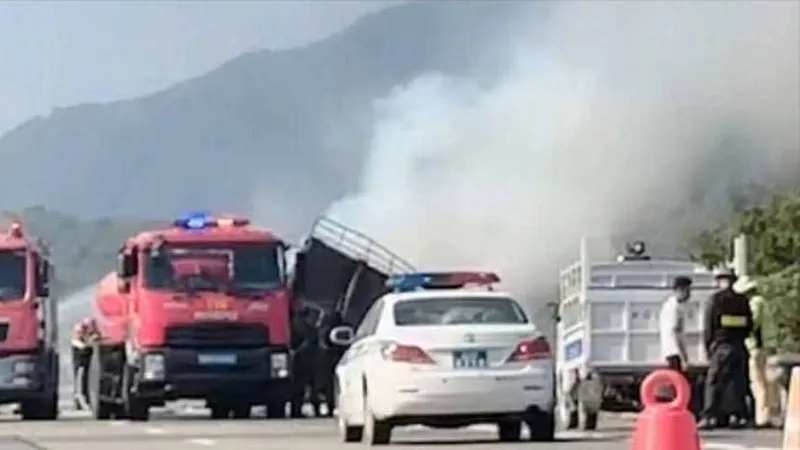 Cháy xe tải trên cao tốc Cam Lâm – Vĩnh Hảo, giao thông ùn ứ cục bộ
