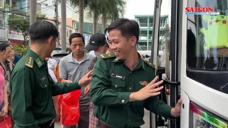 Chuyến xe nghĩa tình đưa bệnh nhân về quê đón Tết