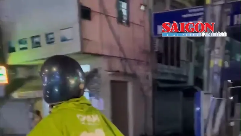 TPHCM: Ngã tư đường Quang Trung - Nguyễn Văn Quá bị ngập sau cơn mưa chiều 5-5.
