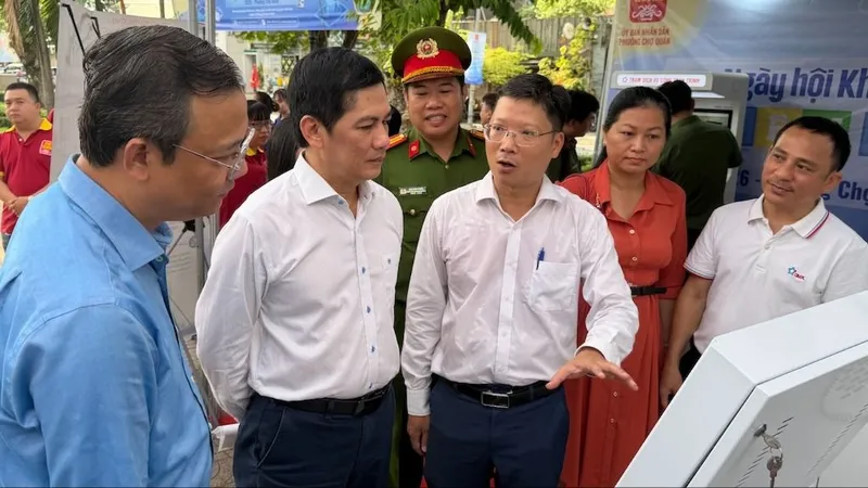 Lãnh đạo phường Chợ Quán và Sở KH-CN TPHCM cùng các tham quan không gian ứng dụng KH-CN của phường tại ngày hội