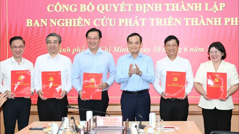 Công bố quyết định thành lập Ban Nghiên cứu phát triển TPHCM