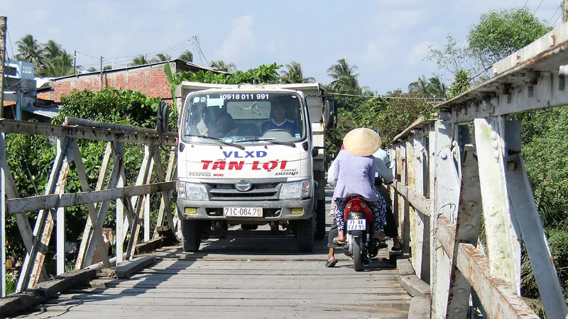 Nguy hiểm rình rập trên cầu