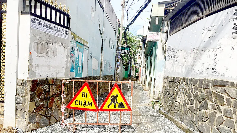 Gần 4 tháng chưa sửa xong một đoạn đường