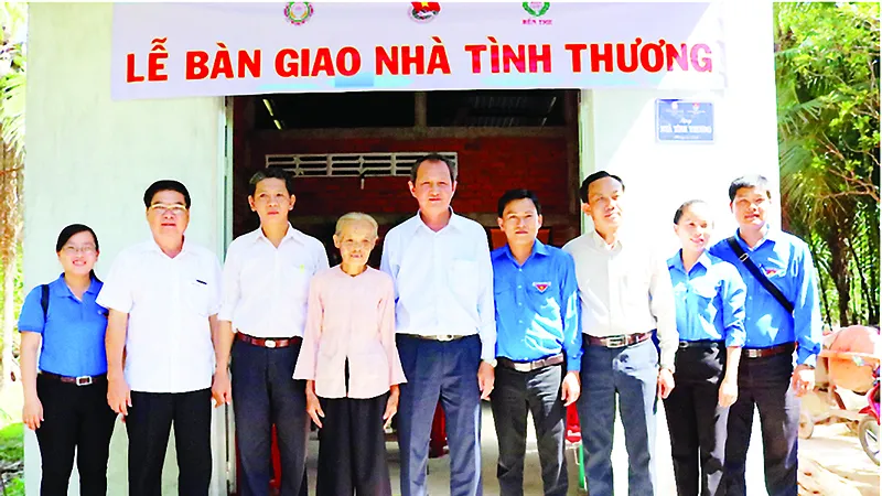 Công ty XSKT Đồng Tháp và Công ty XSKT Bến Tre tài trợ nhà tình thương cho gia đình khó khăn
