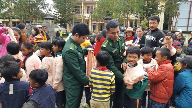 Mang tết đến người nghèo miền Trung
