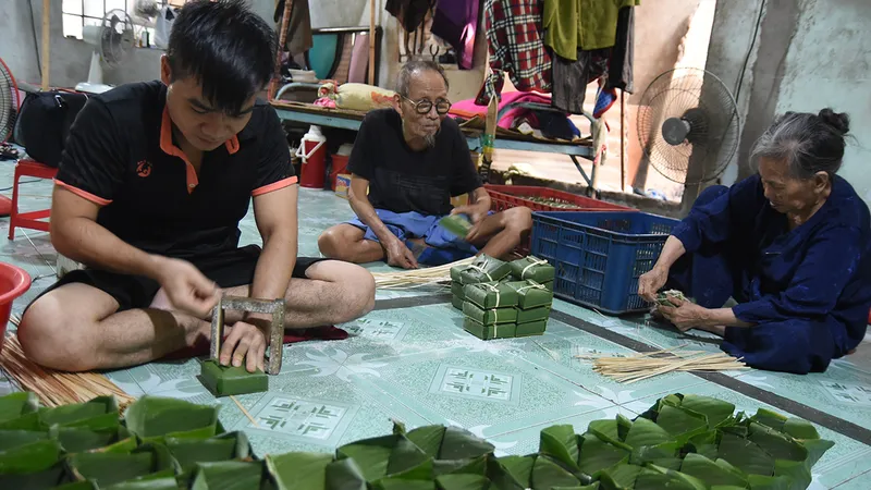 Phố bánh chưng ở Biên Hòa