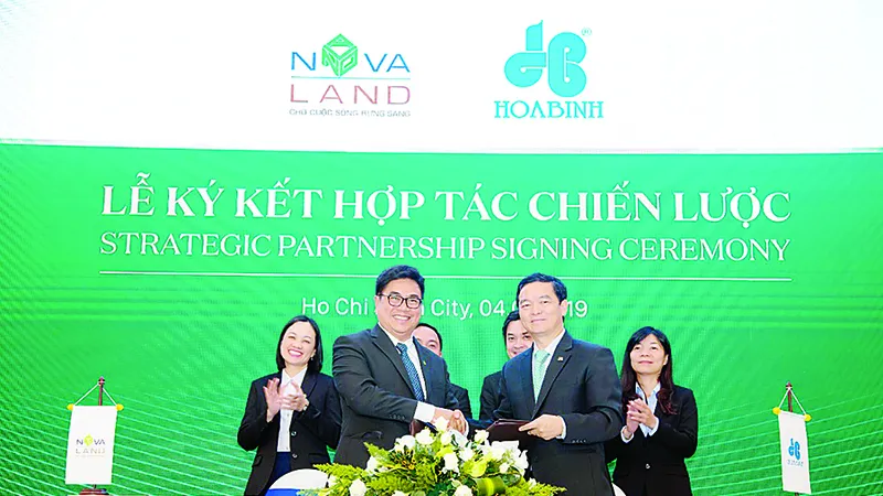 Ký kết với Tập đoàn Hòa Bình (nhà thầu xây dựng dự án NovaBeach Cam Ranh Resort & Villas)