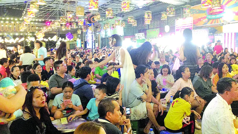 Đằng sau son phấn lô tô