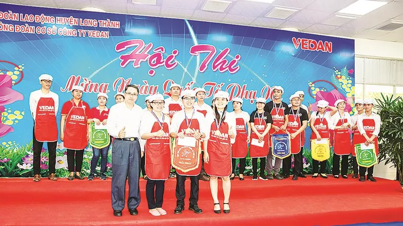 Ông Ni Chih Hao - Phó Tổng Giám đốc điều hành trao giải nhất giải nấu ăn cho đội Pháp chế