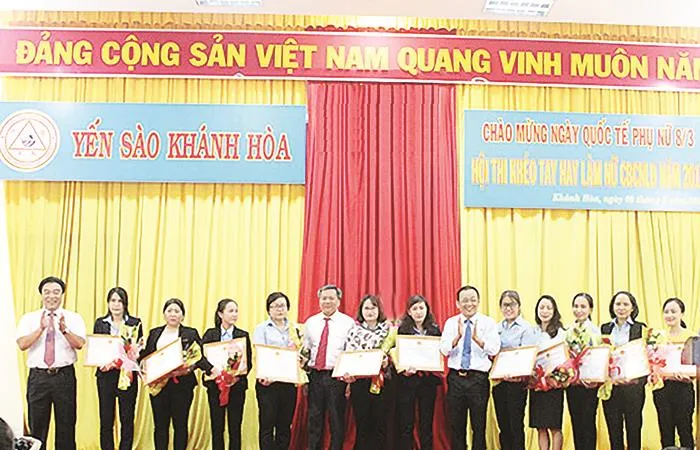 Ông Lê Hữu Hoàng - Chủ tịch HĐTV Công ty TNHH Nhà nước MTV Yến sào Khánh Hòa (người thứ 6 từ phải sang) tặng giấy khen cho nữ cán bộ, công nhân tiêu biểu