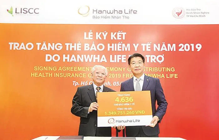 Hanwha Life Việt Nam tặng 4.636 thẻ bảo hiểm y tế cho người nghèo