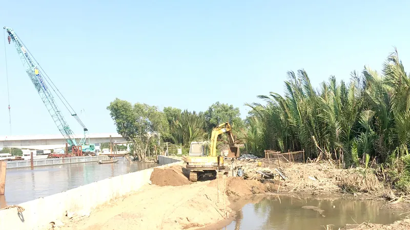 Kè chống sạt lở bị… sạt lở