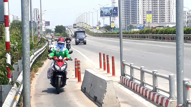 Dải phân cách bê tông giữa đường gây họa 