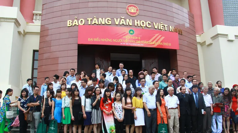 Nhà văn trẻ - vào hội để làm gì?