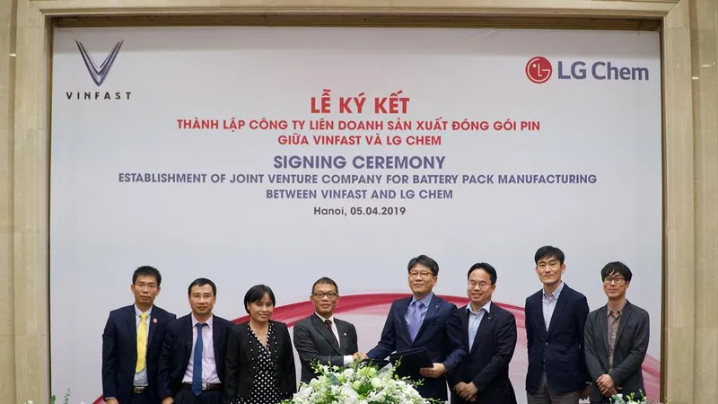 Lễ ký kết thành lập liên doanh đóng gói và sản xuất pin theo tiêu chuẩn quốc tế giữa VinFast và LG Chem