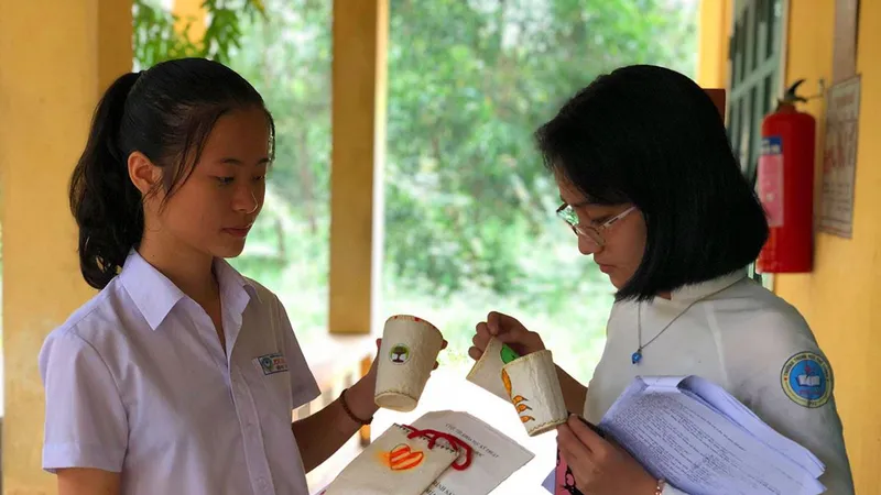 Duyên và Thúy giới thiệu các sản phẩm thân thiện môi trường do 2 em sáng chế từ bã mía và vỏ tôm, cua