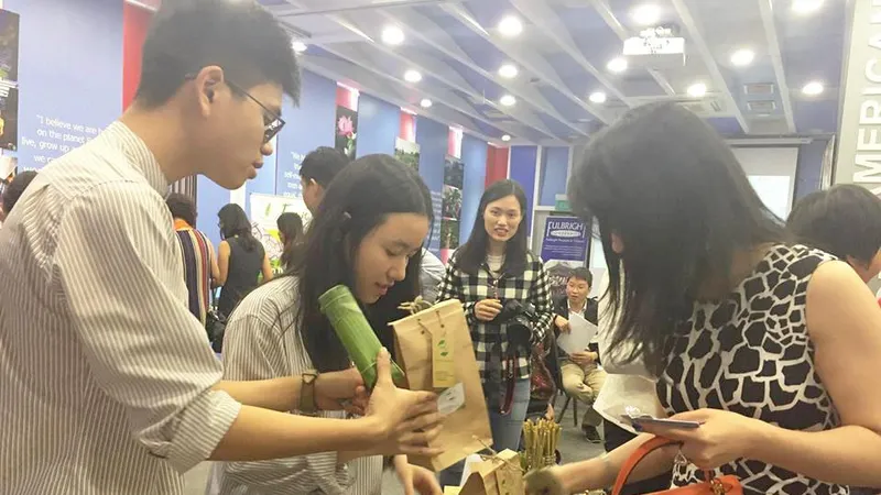 Các bạn trẻ giới thiệu những sản phẩm thân thiện với môi trường