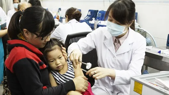 Kiểm tra hoạt động bảo quản và sử dụng vaccine, sinh phẩm y tế