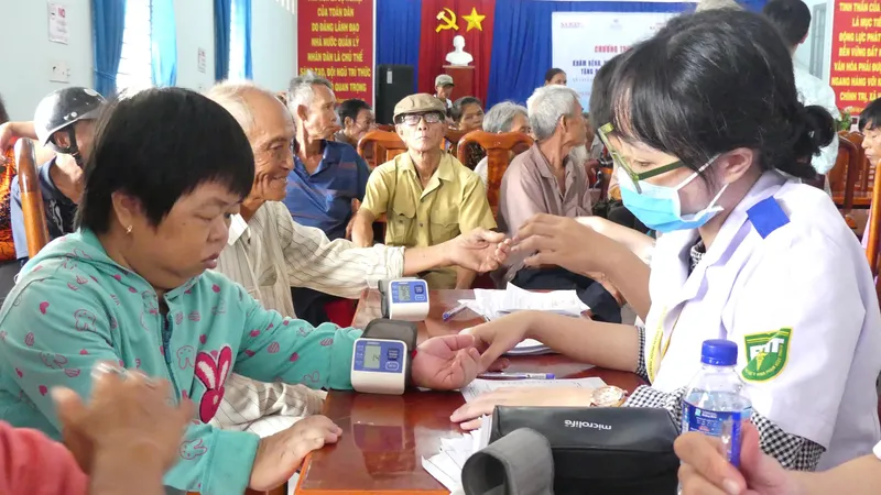 Tháng 4 về “R”