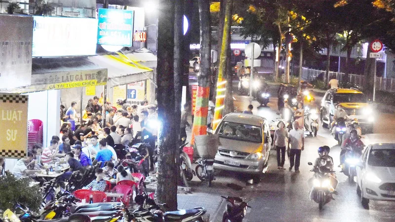 Vỉa hè, lòng đường “vỡ trận” vì… quán nhậu