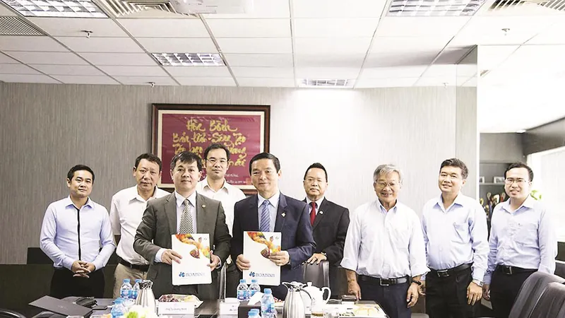  Ông Lê Viết Hải - Chủ tịch HĐQT, Tổng Giám đốc Công ty CP Tập đoàn Xây dựng Hòa Bình (hàng đầu, bên phải) và Tạ Quang Minh, Viện trưởng Viện Khoa học Sở hữu Trí tuệ ký kết văn bản thỏa thuận