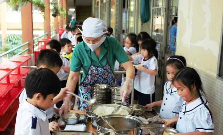 Dinh dưỡng học đường hợp lý đóng vai trò quan trọng đối với sự phát triển toàn diện của trẻ