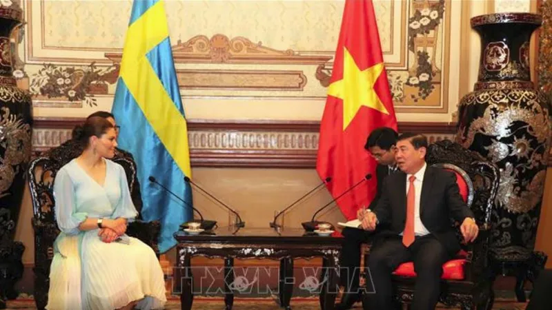Đồng chí Nguyễn Thành Phong, Chủ tịch UBND TPHCM tiếp công chúa kế vị Hoàng gia Thụy Điển Victoria Ingrid Alice Desiree. Ảnh: TTX