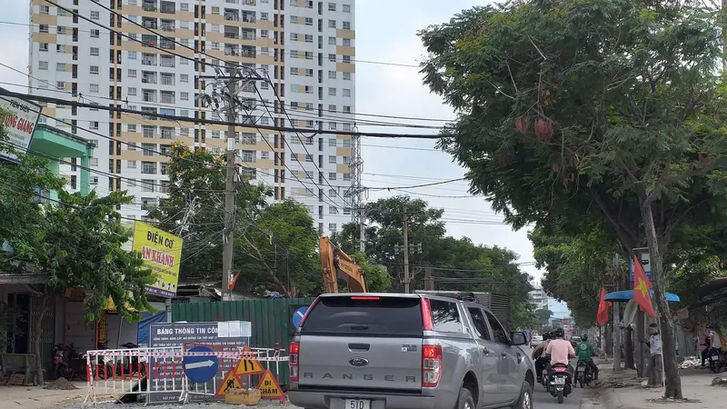 Công trình dựng lô cốt rào chắn ngay trước cổng bệnh viện