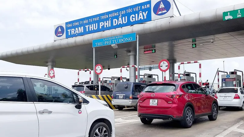 Trạm thu phí bủa vây 