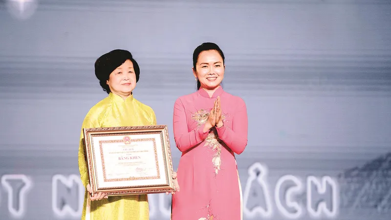 Bà Lê Thị Kim Thoa - nguyên Chủ tịch điều hành Quỹ Hỗ trợ Giáo dục Lê Mộng Đào nhận bằng khen của UBND TPHCM trao tặng cho Quỹ