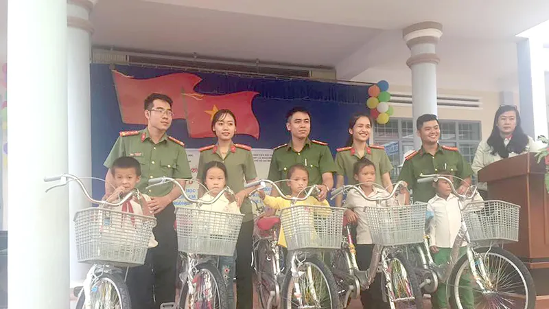 Tặng thiếu nhi nghèo, học giỏi 1.154 phần quà