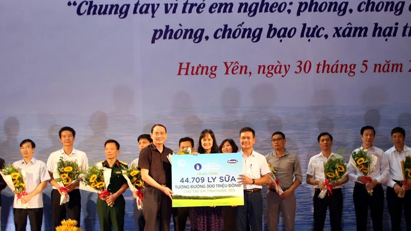 Bà Nguyễn Thị Minh Tâm, Giám đốc Chi nhánh Vinamilk Hà Nội đại diện công ty trao bảng tượng trưng 44.709 ly sữa cho đại diện tỉnh Hưng Yên 