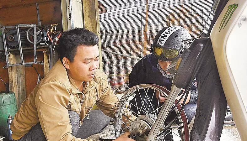 Hoàng “hiệp sĩ” làm nghề sửa xe kiêm cứu hộ trên đèo Lò Xo với quan niệm cứu người: Cứ thấy người ta bị nạn thì mình xông vào cứu thôi! Ảnh: HỮU PHÚC