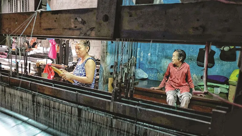Lặng nghe tiếng dệt