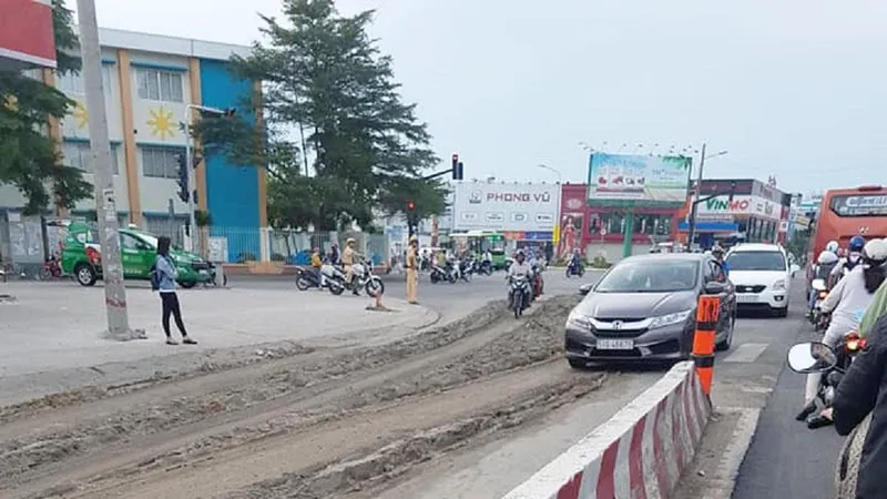 Nhiều đất cát đổ xuống ngã tư Nguyễn Oanh - Phan Văn Trị (quận Gò Vấp). Ảnh: NGƯỜI DÂN CUNG CẤP