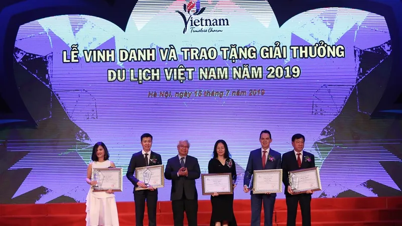 Đại diện Sun Group nhận Giải thưởng Doanh nghiệp đầu tư vào lĩnh vực du lịch hàng đầu Việt Nam 2019