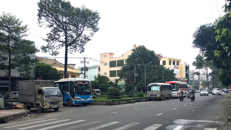 Xe khách chiếm dụng lòng đường làm bến bãi